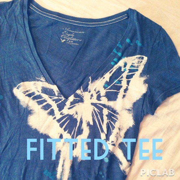 ✨American Eagle Vneck Tee✨