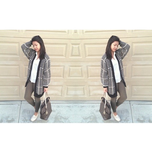 MEET YOUR SELLER 💋 - Picture 3 of 4