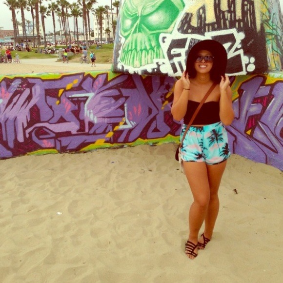 MEET YOUR SELLER 💋 - Picture 2 of 4