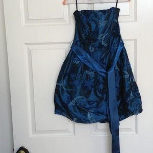 Strapless short blue dress
