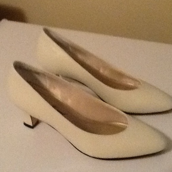 Carriage court shoes