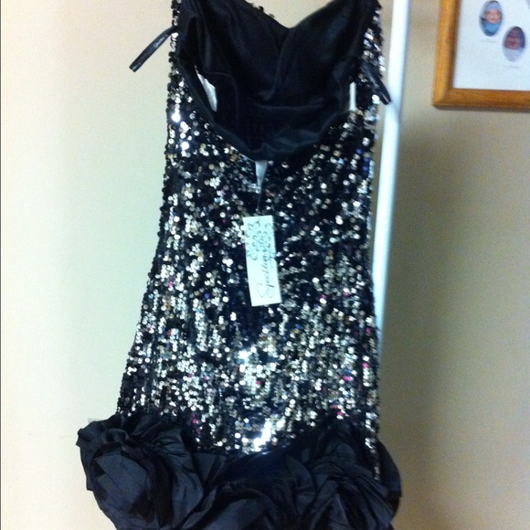 Dress - Picture 2 of 3