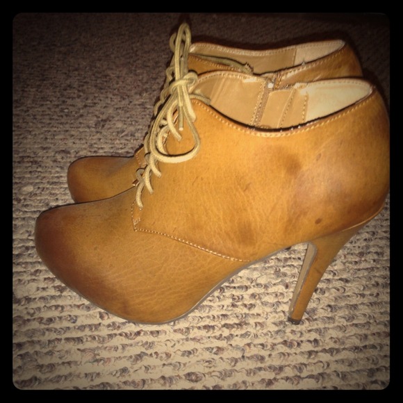 Lace up light brown booties!