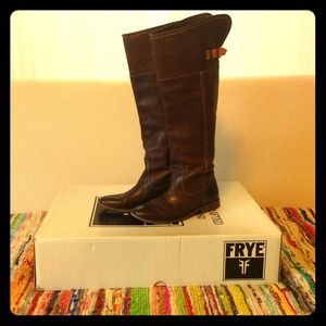 Frye Paige Cuff in Dark Brown