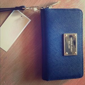 ✨✨RESERVED✨✨Michael Kors iPhone Wristlet