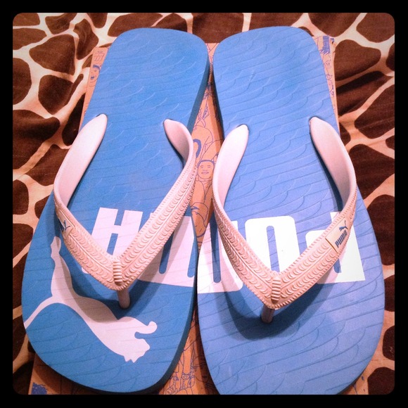 Puma lite blue flip flops.