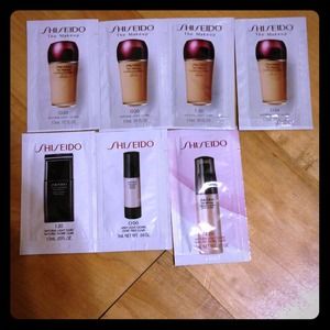 Liquid foundation in sample sizes.FREE SHIPPING