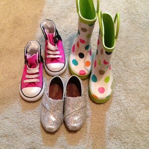 Bundle 3pairs size 6 toddler shoes.