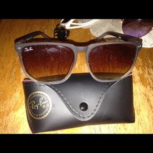 🎉RESERVED🎉NWOT Rayban Sunglasses with Case!