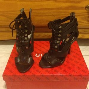Guess black leather dress sandals 5M
