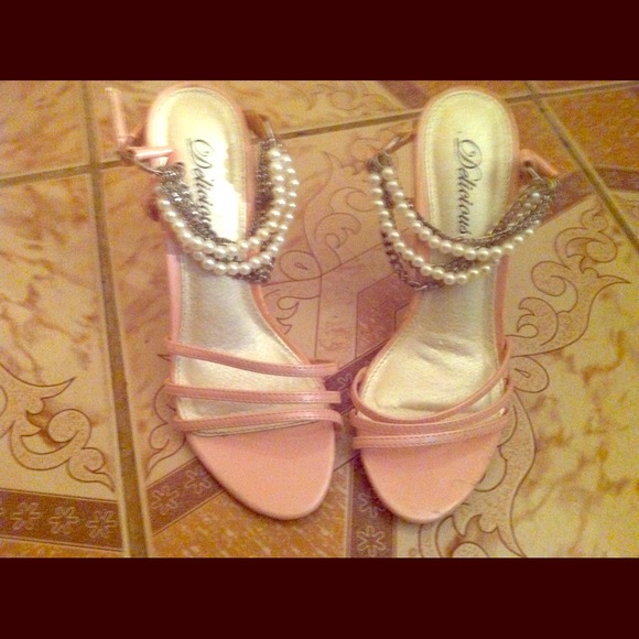 Lt. Pink pearl & chain heels! Adorable!