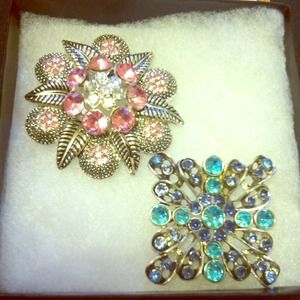 2 reinstone brooches.