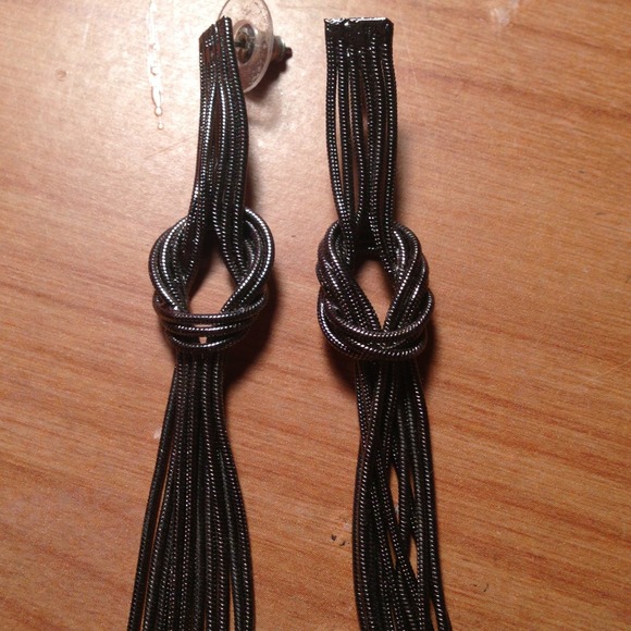 Knotted earrings - Picture 2 of 2