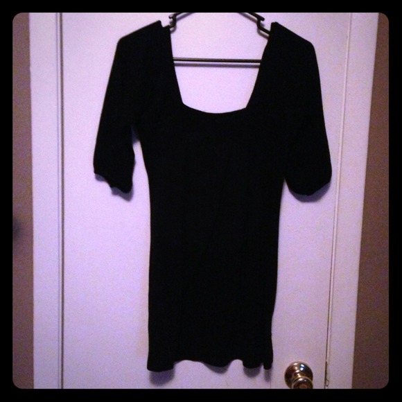 Long black sweater cute with leggins.