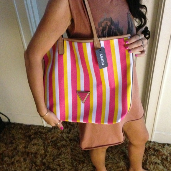 Guess Handbags - New 2 piece Guess tote ⛔Reduced⛔ DEAL OF THE WEEK!