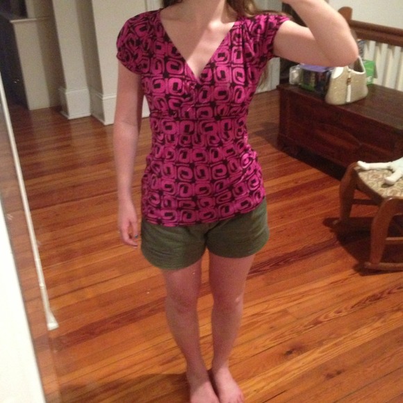 Target fuchsia and black v-neck shirt - Picture 1 of 4