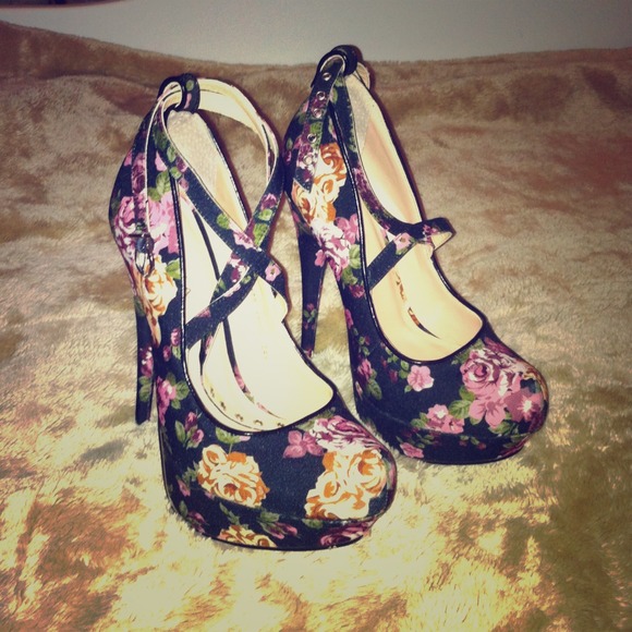 Strappy Floral Pumps