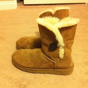 Ugg Boots (Chestnut Bailey Button) NEW