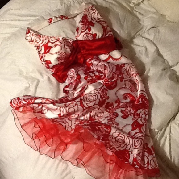 Studio Y Dresses & Skirts - Roses are red..