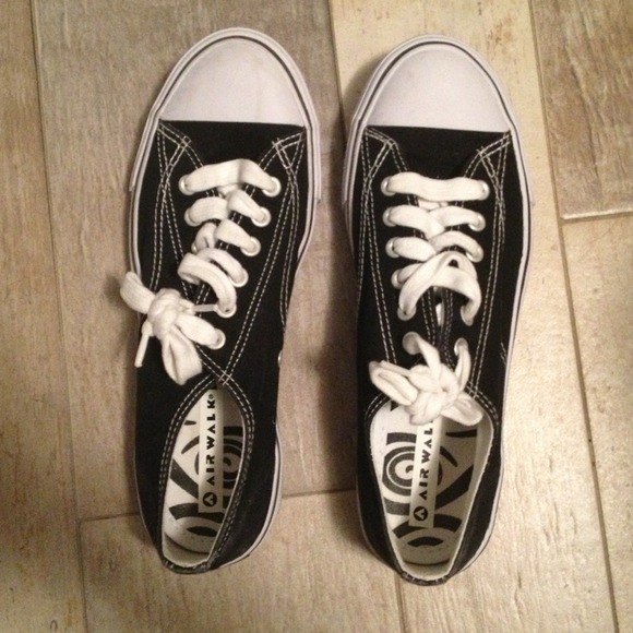 ✨REDUCED✨Black and white sneakers