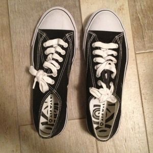 ✨REDUCED✨Black and white sneakers