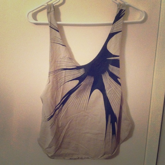 ❎sold! Xs to S beige printed hi lo muscle tee❎