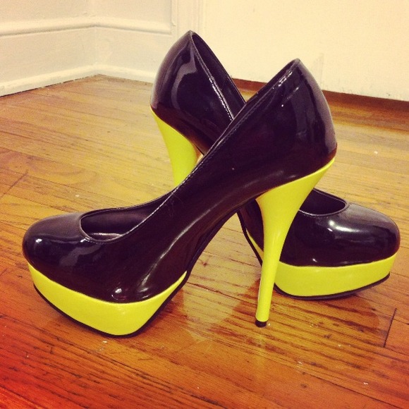 ✋ [ON HOLD] Black & neon yellow patent pumps!