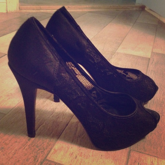 ✨REDUCED✨Black lace heels