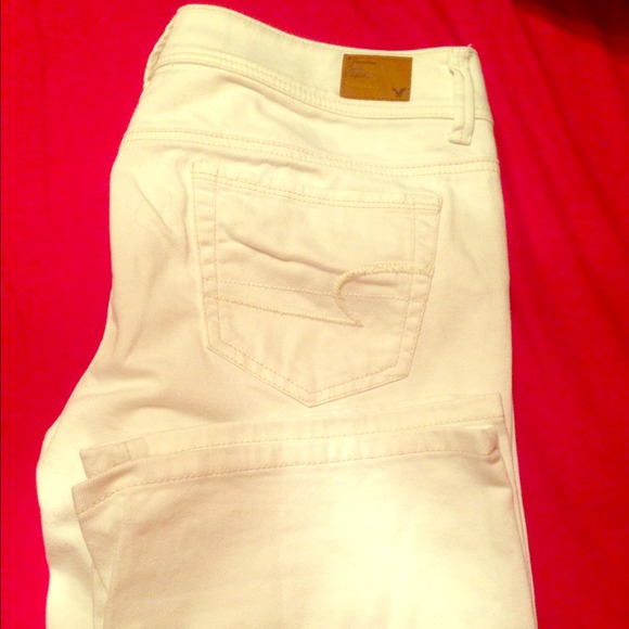 ⭐⭐REDUCED!!⭐⭐White American Eagle jeans