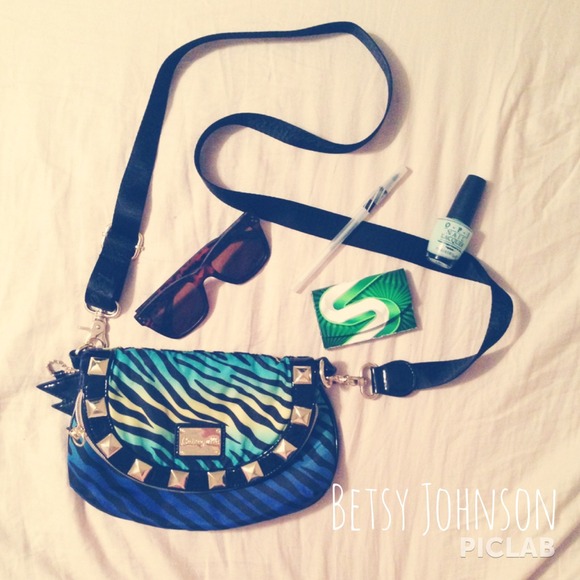 ✨Betsy Johnson crossbody✨
