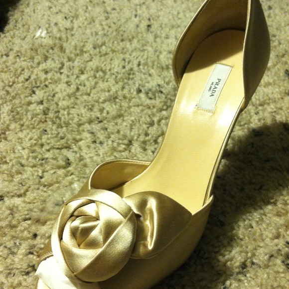 Brand new! Authentic Prada satin rose shoe - Picture 2 of 4