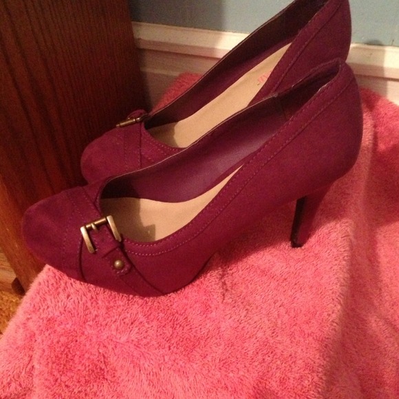 Purple Just Fab 4" heels with gold buckle accent