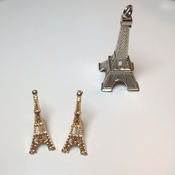 ⛔️ SOLD Gold colored Eiffel Tower Earrings⛔️