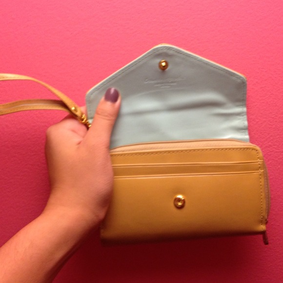 Selling iPhone wallet case - Picture 2 of 4