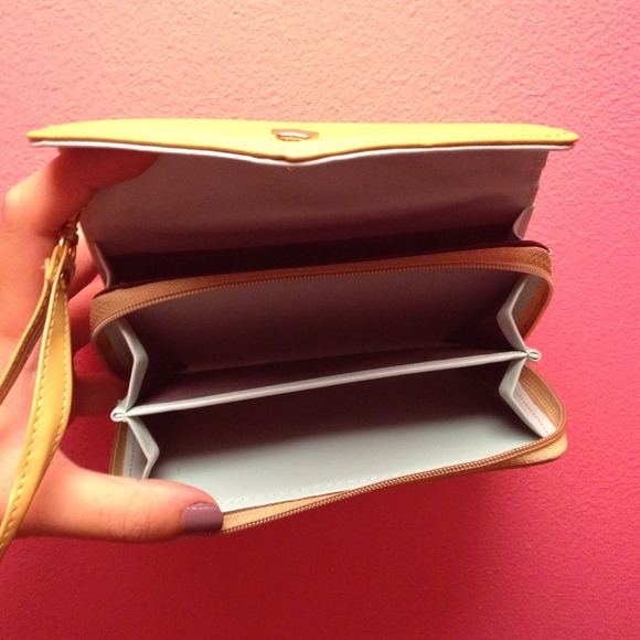 Selling iPhone wallet case - Picture 3 of 4