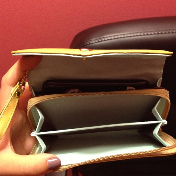 Selling iPhone wallet case - Picture 4 of 4