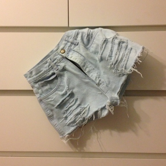 LIGHT BLUE DYED HIGH WAISTED SHORTS