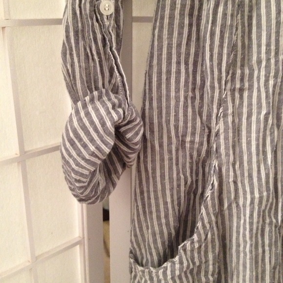 SALE❗️Button-up with pockets! - Picture 2 of 3