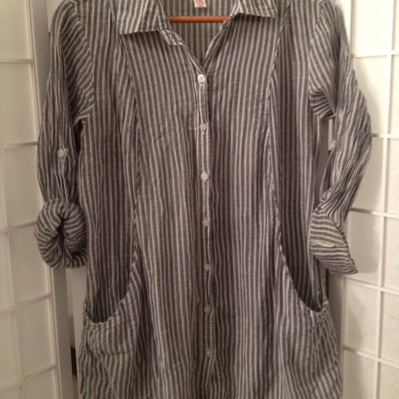 SALE❗️Button-up with pockets! - Picture 3 of 3