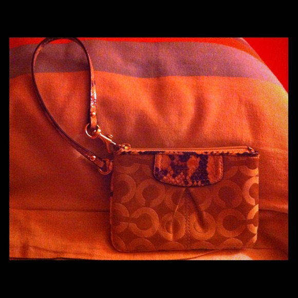 Throw a considerable offer! Light Coach wristlet - Picture 1 of 2