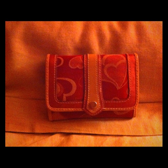 Throw a considerable offer! Like new heart wallet. - Picture 1 of 3