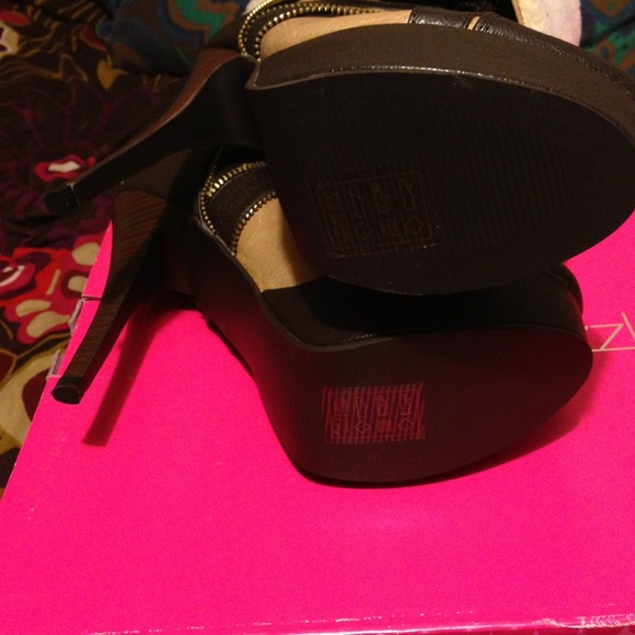 ✂Reduced✂ Brand-new Kadesia Heels - Picture 3 of 4