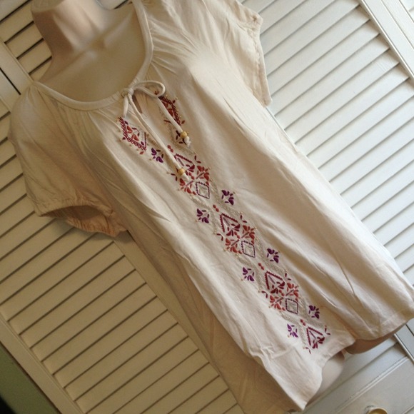 💰SALE!⬇Embroidered Peasant Top
