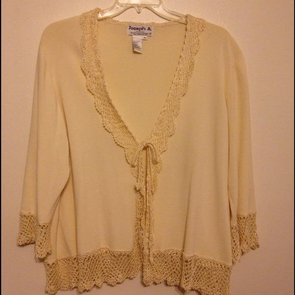 💜 Flash Sale 💜 Creme V-neck cardigan - Elegant