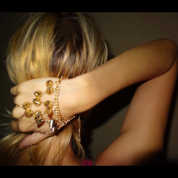 Gold spike handchain! 😍