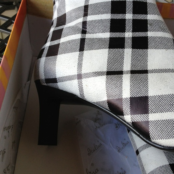 " Brand New, NEVER WORN..still in box/plastic - Picture 2 of 3