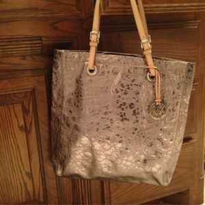 SOLD      tdowns🌹🌹🌹Michael Kors Large Gunmetal