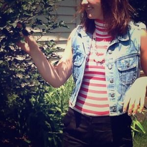 Sleeveless, high collared striped shirt