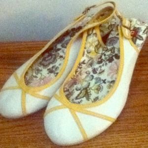 White & yellow 1 inch wedges