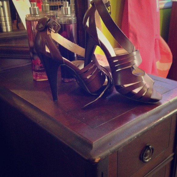 Nine & CO. Brown heeled sandles.
